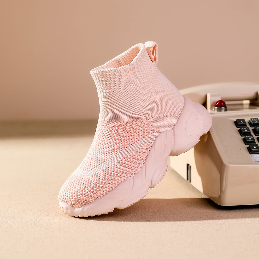 Zapatillas de juego flexibles para niños, con tejido transpirable y ajuste envolvente tipo calcetín.