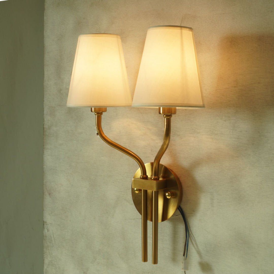 Aplique de pared doble dorado moderno, diseño lujoso para decoración interior y diseño.