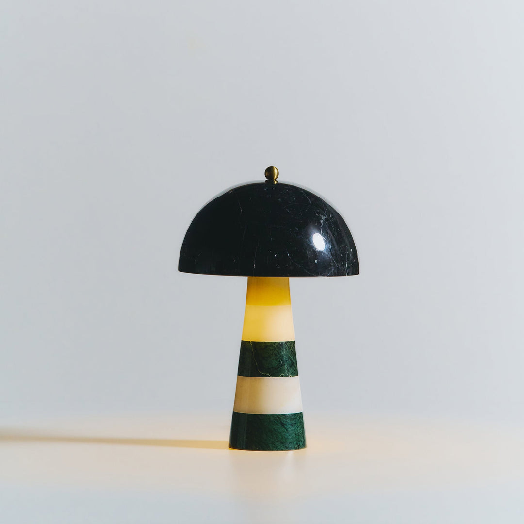 Mesa auxiliar iluminada por lámpara de mármol, diseño orgánico, toque de elegancia clásica.