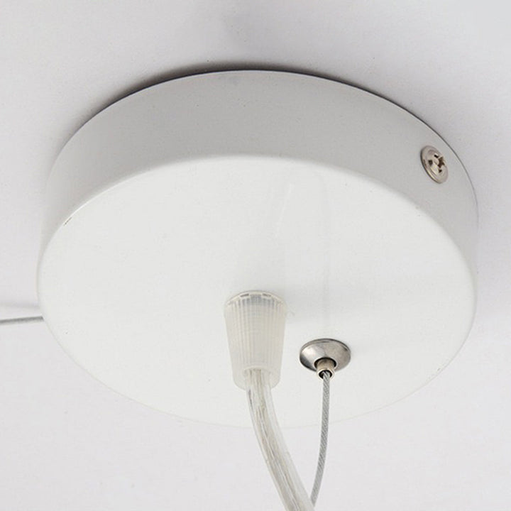Luminaria LED colgante nube blanca. Materiales PVC y algodón para un diseño moderno y cálido en tu hogar.
