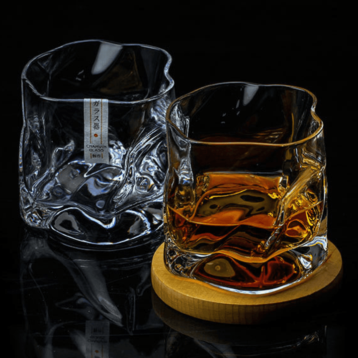 Vaso de whisky Edo Kiriko con diseño arrugado y escultórico, perfecto para bar y decoración.