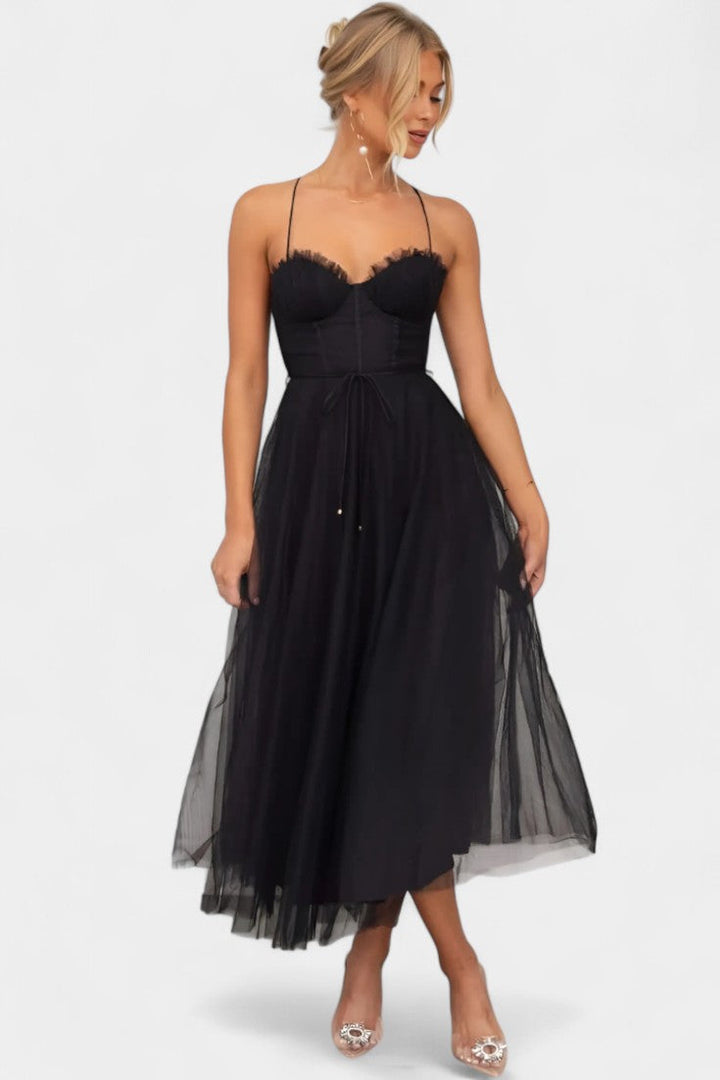 Vestido elegante Eileen, silueta midi, ideal para eventos de noche.