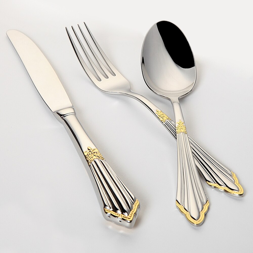 Detalle de cubierto Aurelia dorado, acero inoxidable de alta calidad, ideal para vajilla y comedor de lujo.