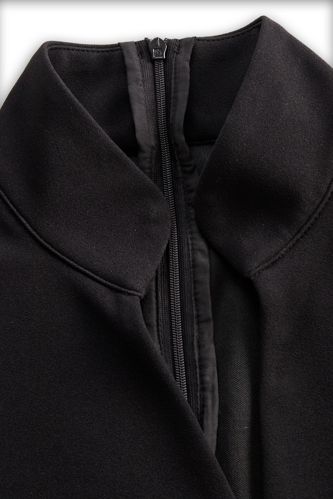 Vestido negro Claribel para mujer, estilo sofisticado para fiestas formales.