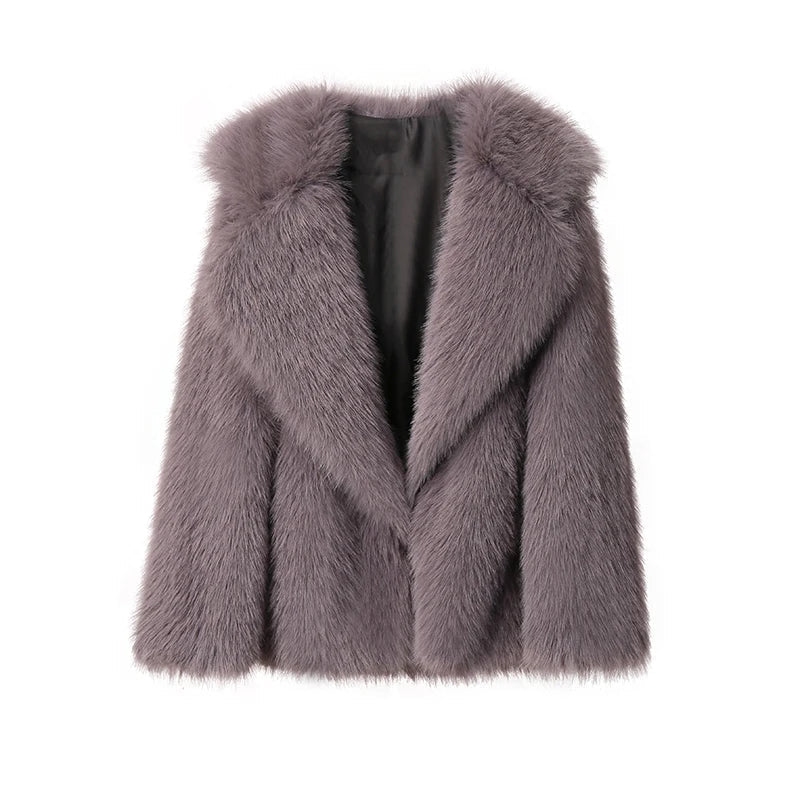 Abrigo de mujer con cinturón, estilo elegante. Calidez invernal, moda femenina.