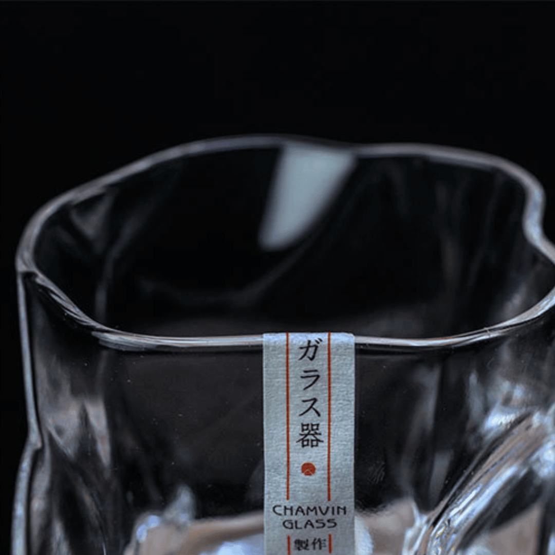Vaso Kiriko Edo japonés esculpido a mano, arte artesanal para whisky y bebidas espirituosas.