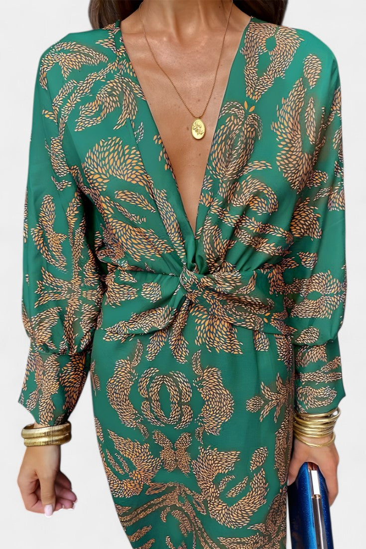 Primer plano de nudo estilizador y escote V del vestido maxi Elara. Diseño moderno para moda femenina de primavera.