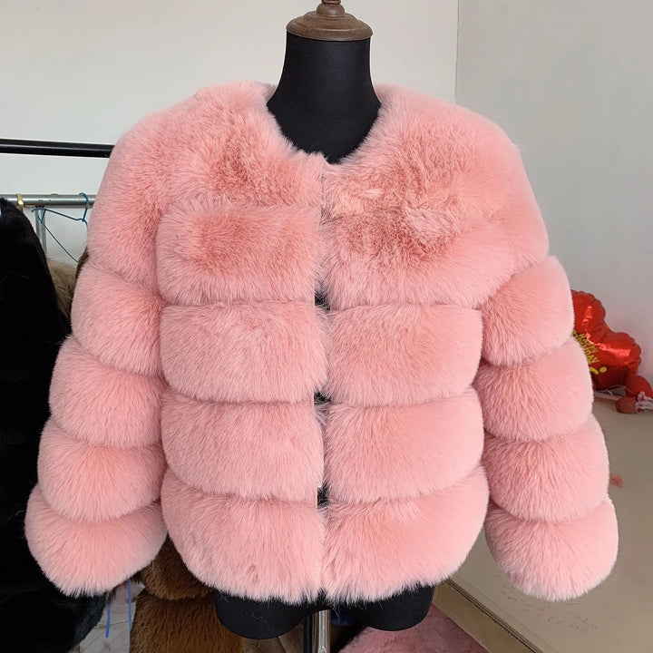 Abrigo de mujer lujoso, diseño de capas sofisticado para moda de invierno cálida.