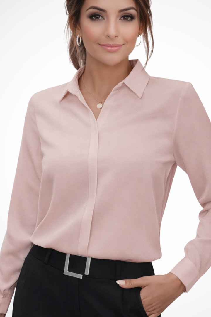 Detalle de blusa entallada de mujer con cuello clásico y manga larga. Estilo de moda femenina.