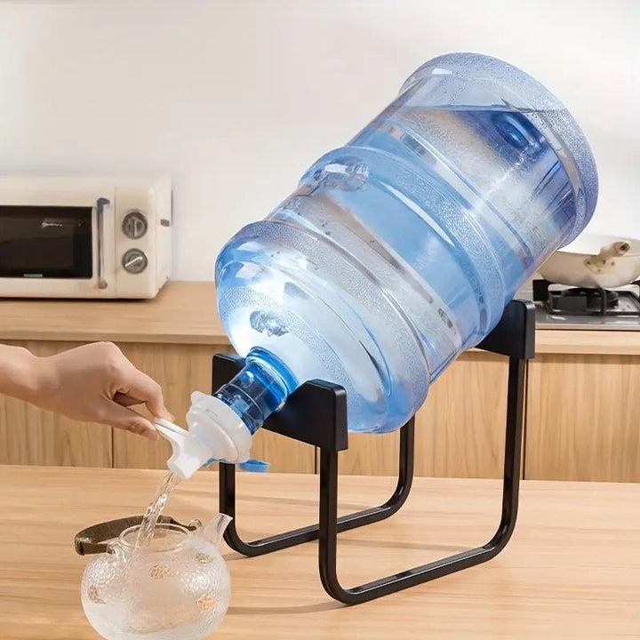 Soporte metálico resistente para botella de agua grande con grifo, ideal para dispensar en cocina u hogar sin derrames.