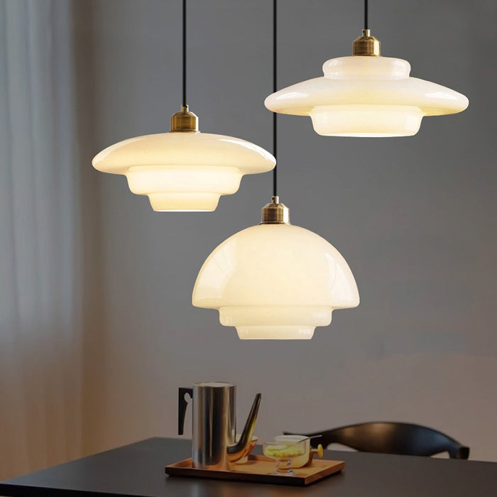 Pantalla de cristal marfil en lámpara colgante, luminaria de techo de diseño Mid-Century con latón.