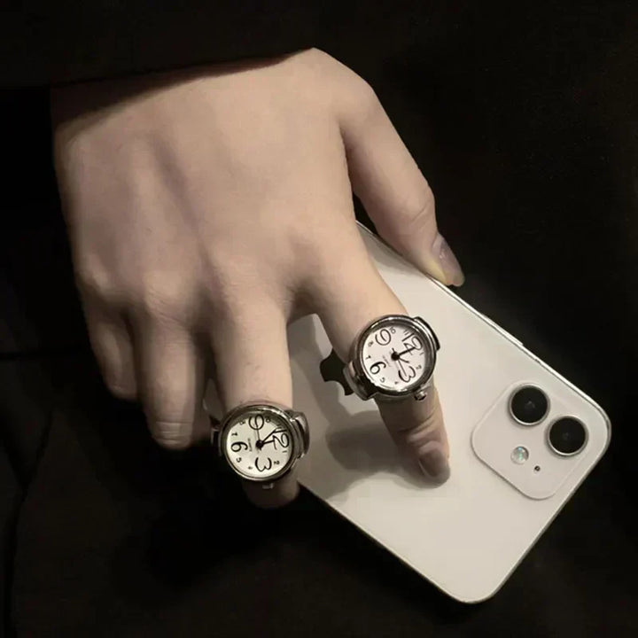 Reloj de dedo plateado, accesorio de moda compacto con hora precisa. Diseño unisex elegante para joyería moderna.