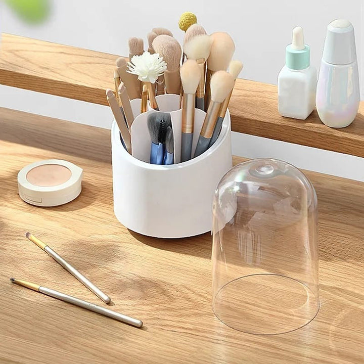 Organizador de maquillaje giratorio 360° con tapa antipolvo, ideal para brochas y cosméticos en tocador.