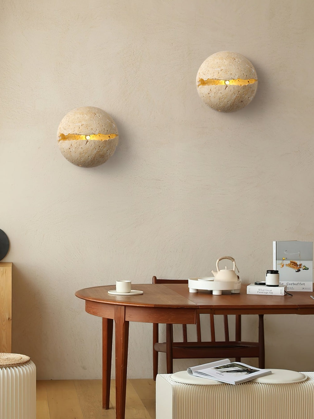 Aplique de travertino natural con luz ambiental difusa para crear atmósferas acogedoras.