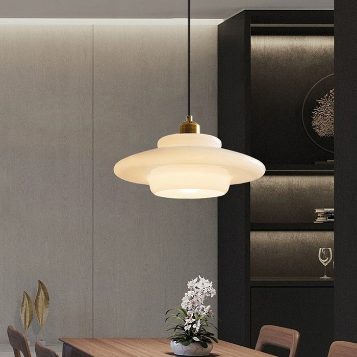 Lámpara colgante de cristal marfil y latón pulido apagada, pieza decorativa estilo Mid-Century.