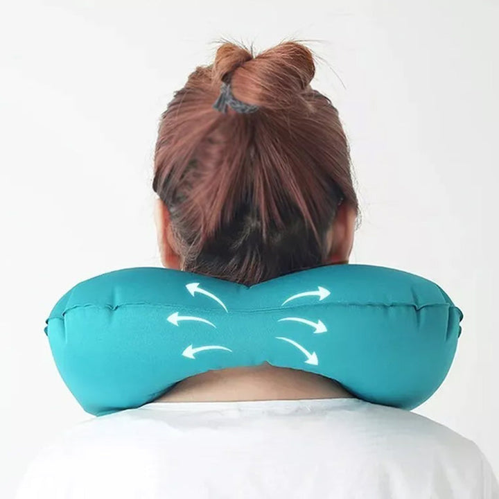 Soporte cervical inflable para viajes, almohada portátil gris que ofrece comodidad y descanso en avión, tren o coche.