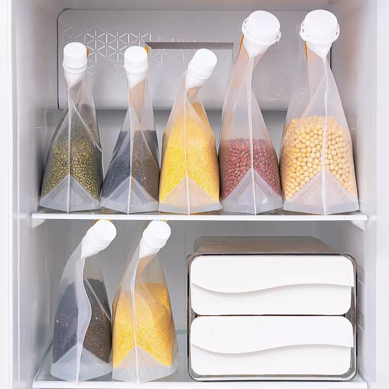 Bolsas transparentes reutilizables para almacenar frutas, verduras y sobras, conservando su frescura en la cocina.