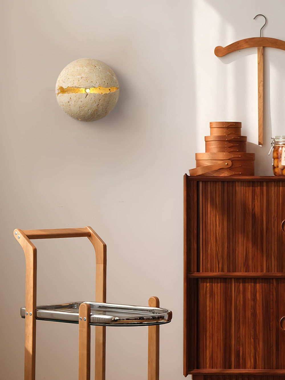 Iluminación de pared de travertino, estilo moderno y luz cálida difusa para salón.