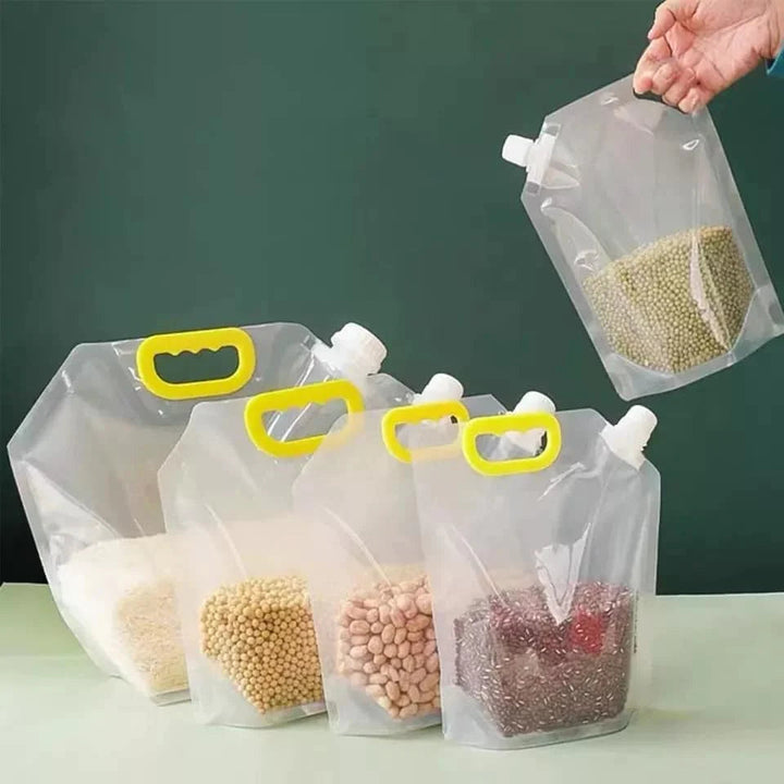 Bolsas herméticas reutilizables de silicona transparente para almacenar alimentos frescos en cocina y nevera.