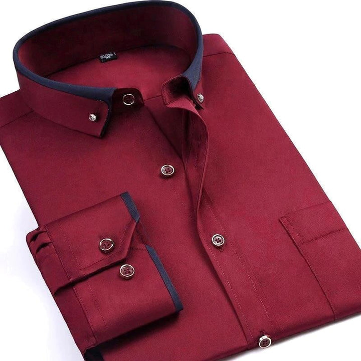 Camisa de hombre de algodón con cuello y puños en contraste. Perfecta para reuniones de oficina o eventos elegantes.