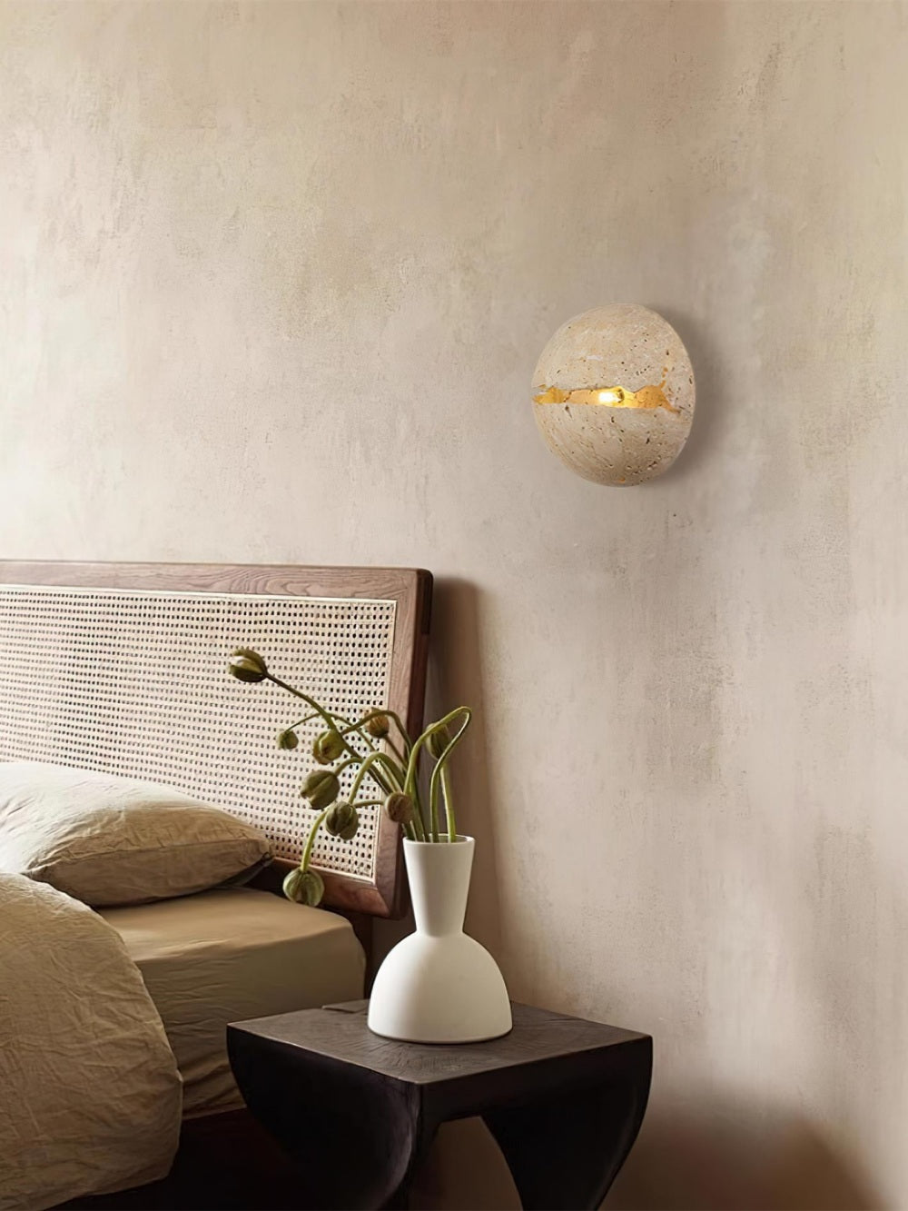Aplique de pared geométrico de travertino con luz difusa, perfecto para un toque moderno.