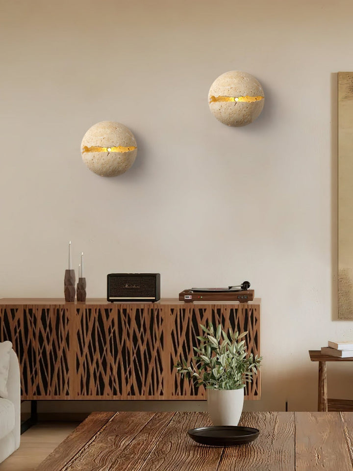 Crea un ambiente cálido con este aplique de pared de travertino y su suave luz difusa.
