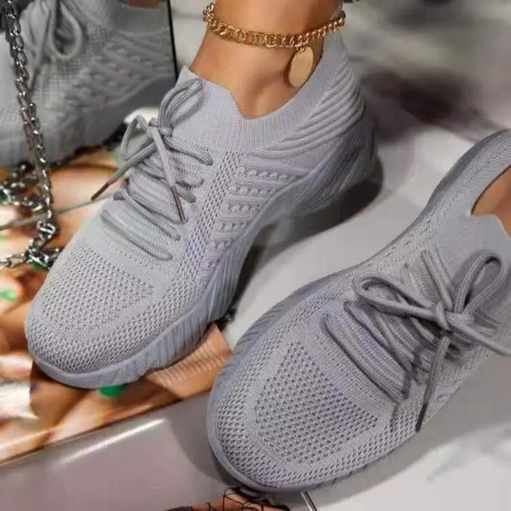 Par de zapatillas casuales de mujer, tejido transpirable, perfectas para un look veraniego relajado.