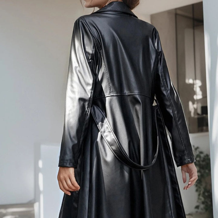 Abrigo largo de mujer, moderno y elegante, ideal para looks distinguidos de otoño e invierno.