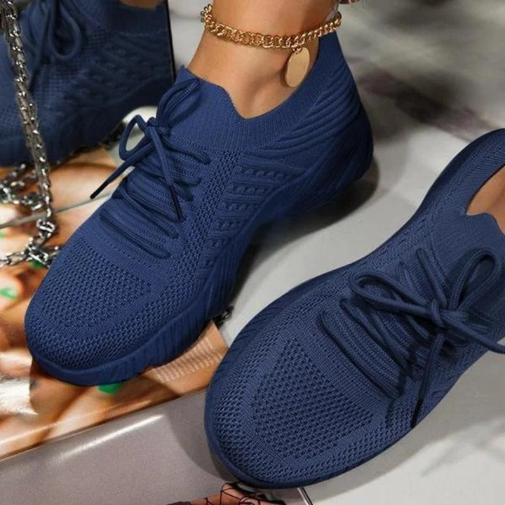 Primer plano de zapatillas de mujer, destacando su material transpirable y ligereza para el verano.