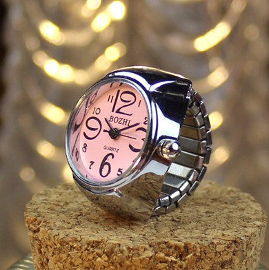 Joyería moderna: anillo reloj de precisión, perfecto como accesorio unisex. Compacto, elegante y muy funcional.