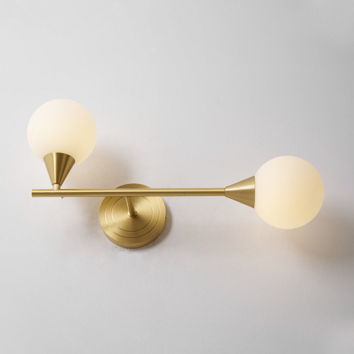 Aplique de pared con estructura de latón y 2 globos de cristal blanco. Iluminación moderna.