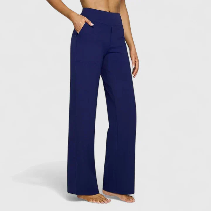 Mujer usando pantalón elástico entallado, mostrando su confort y estilo moderno.