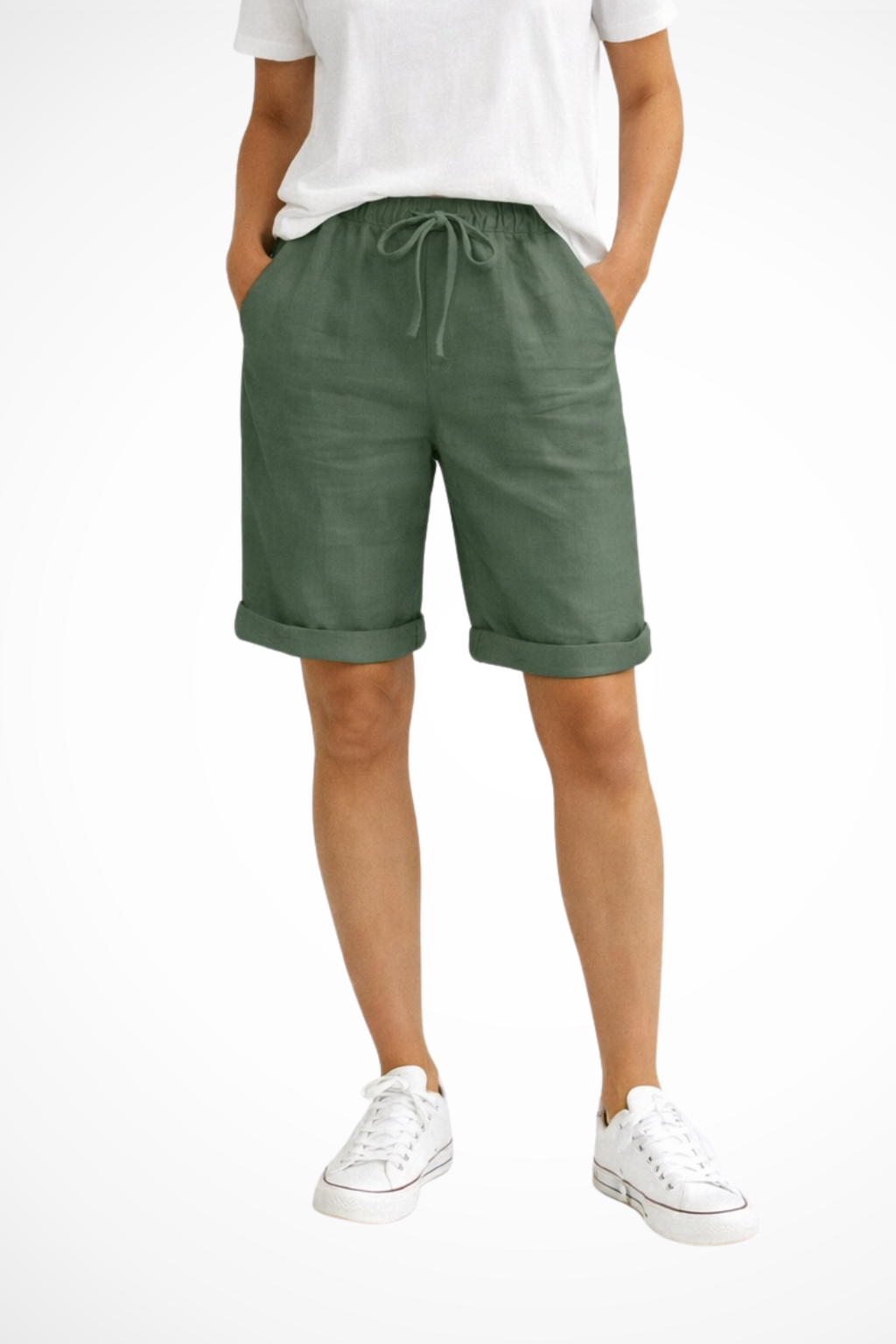 Mujer luciendo pantalón capri de lino, diseño relajado para un look casual y fresco en verano.