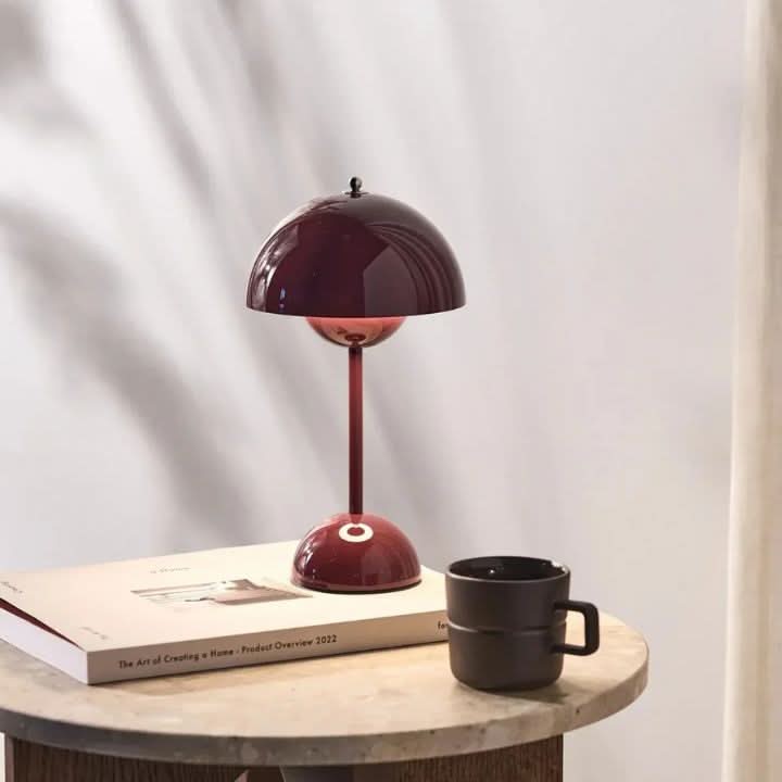Lámpara de mesa LED inalámbrica y regulable, diseño moderno para iluminación de hogar y ambiente.