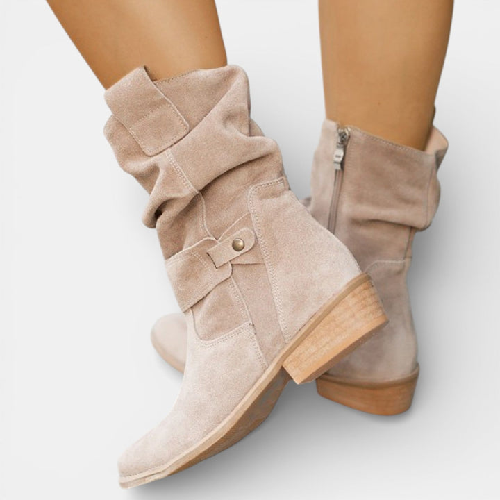 Botas western de mujer en ante, color negro, punta fina estilizada. Calzado femenino de moda y cómodo.