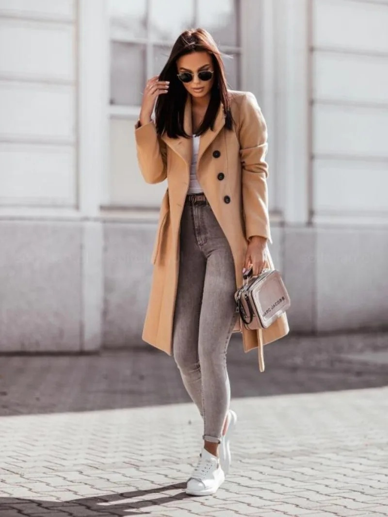 Gabardina outwear de mujer, diseño trench con doble botonadura, ajuste slim fit para un look moderno.