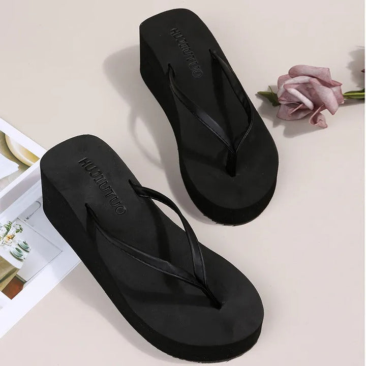Chanclas de mujer elegantes, vista superior, diseño minimalista y cuña cómoda para el verano.