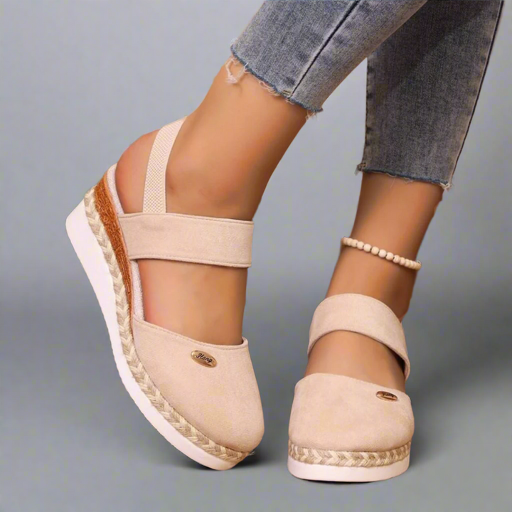 Moda femenina: Sandalias de cuña elegantes con banda ancha. Estilo de verano cómodo y chic para cualquier ocasión.
