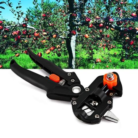 Jardinero usando tijeras de injerto naranjas para poda precisa de ramas y plantas. Herramienta ergonómica.