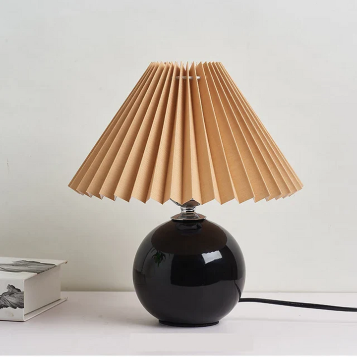 Lámpara de mesa de cerámica antigua, estilo retro. Ideal para luz cálida y ambiente acogedor.