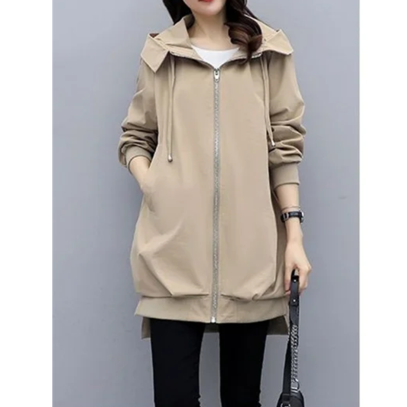 Chaqueta gabardina ligera, cremallera, corte relajado. Imprescindible en moda de mujer.