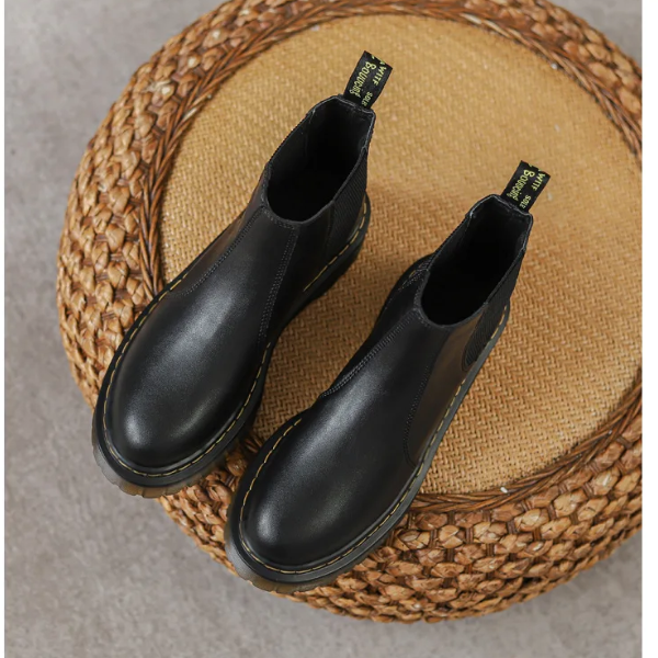 Botas Chelsea de mujer en un ambiente casual, resaltando su versatilidad y su comodidad para el uso diario.