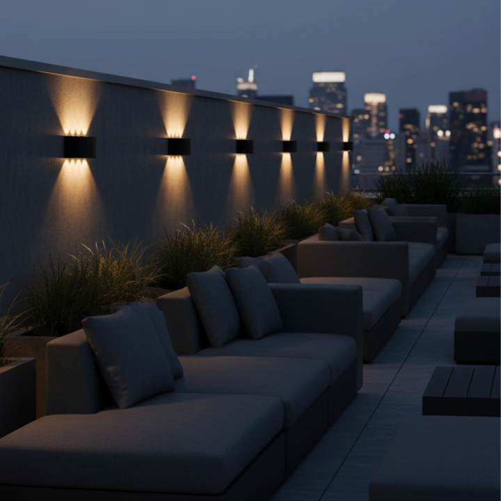 Aplique LED moderno para patio, luz exterior en arco, eficiencia y diseño para pared.