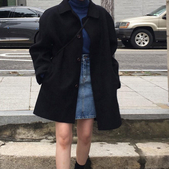 Abrigo de invierno largo con corte elegante para mujer, ideal para días fríos.