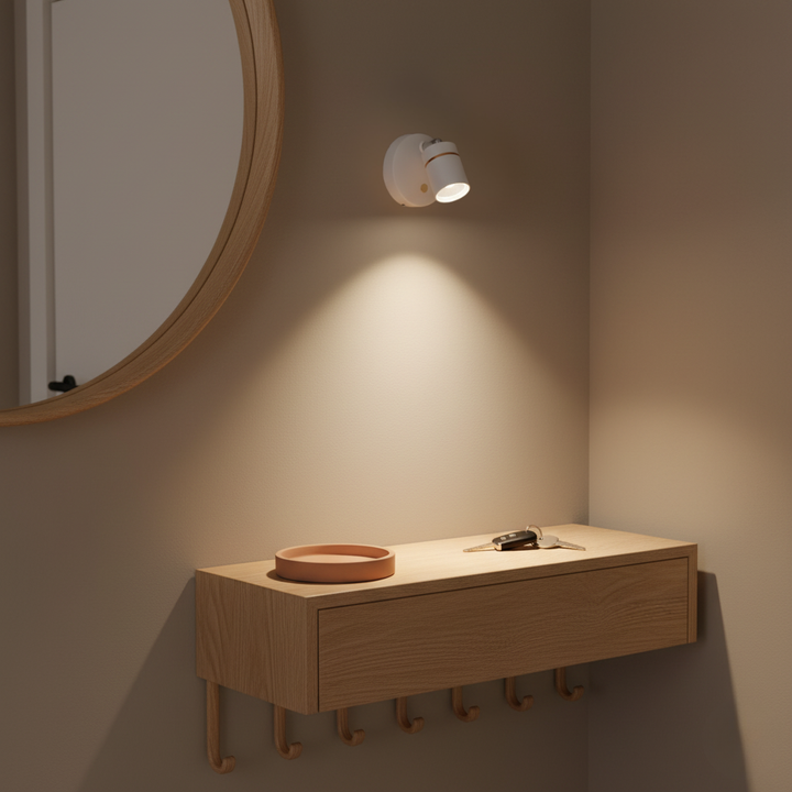 Iluminación LED versátil, foco inalámbrico recargable para ambientes hogareños.