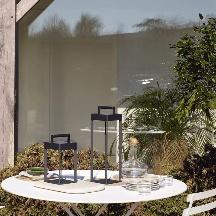 Iluminación exterior LED con energía solar, control remoto y protección IP65 para jardín.
