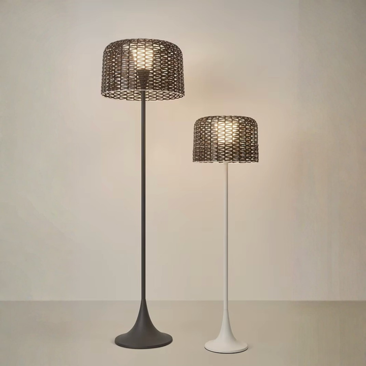 Luz solar LED impermeable para jardín. Lámpara de suelo eficiente y de diseño moderno exterior.