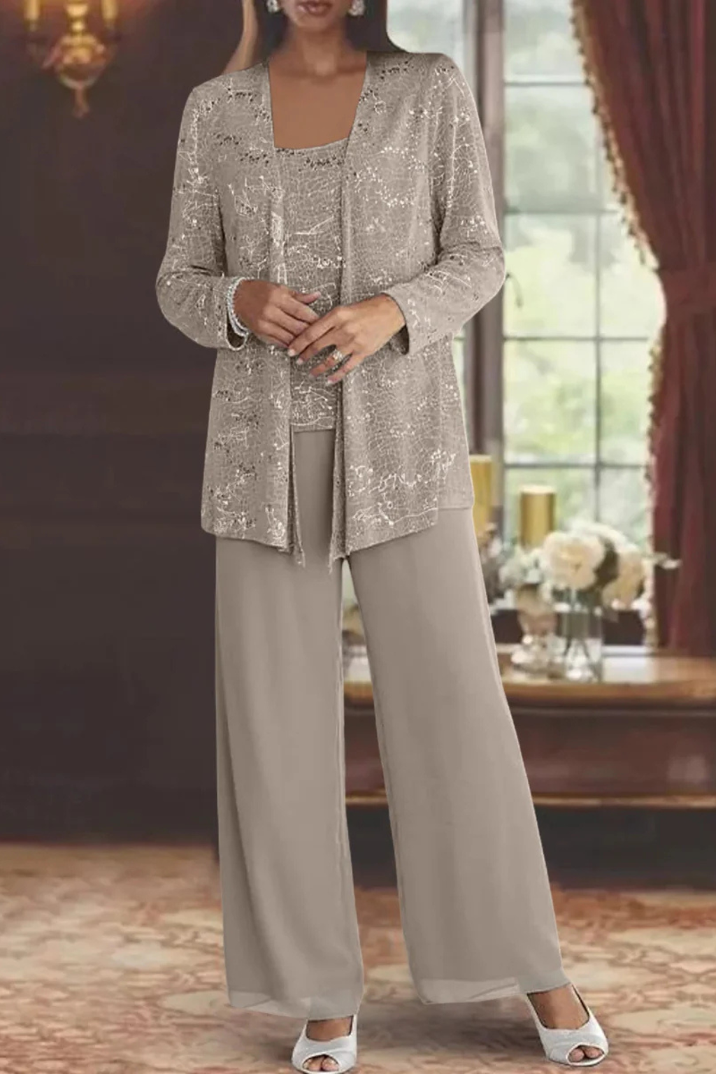 Atuendo de madrina: traje de pantalón chic con chaqueta de encaje y detalles de lentejuelas.