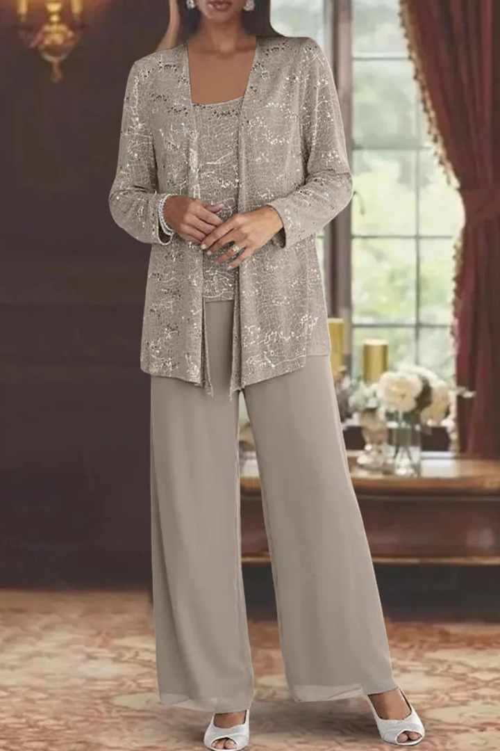 Atuendo de madrina: traje de pantalón chic con chaqueta de encaje y detalles de lentejuelas.