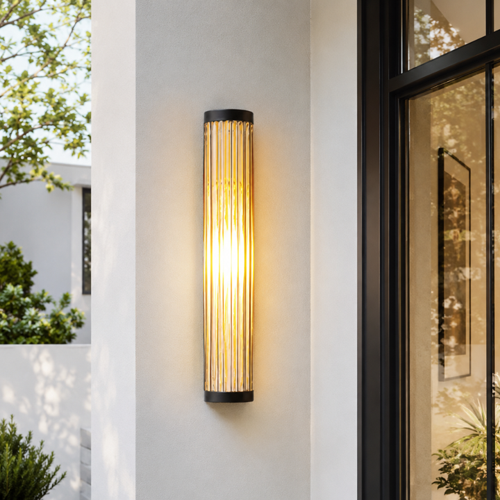Aplique exterior LED con vidrio estriado, proporciona luz ambiental y seguridad en tu espacio.